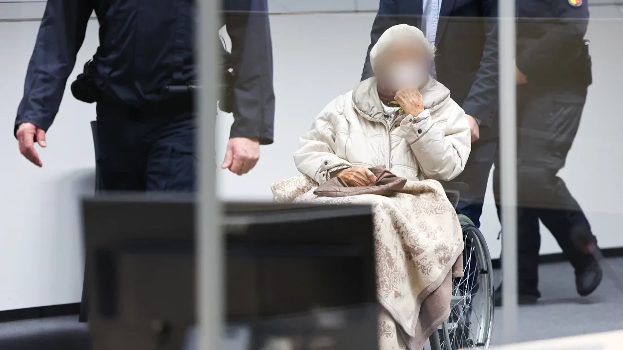 Alemania condena a mujer de 97 años por complicidad en 10,500 asesinatos del nazismo