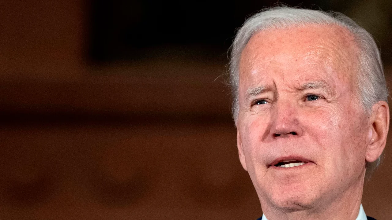Biden firma el acuerdo para elevar el techo de deuda de EU hasta el 2025