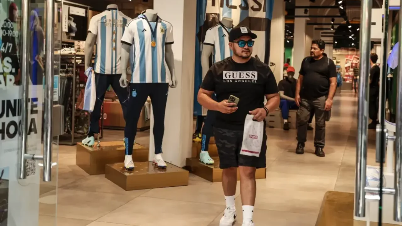 Comienza la venta de la nueva camiseta de la Albiceleste con las 3 estrellas