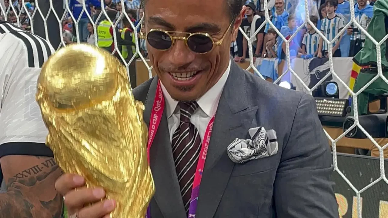 FIFA indaga cómo entró el famoso chef ‘Salt Bae’ en la cancha tras la final de Qatar