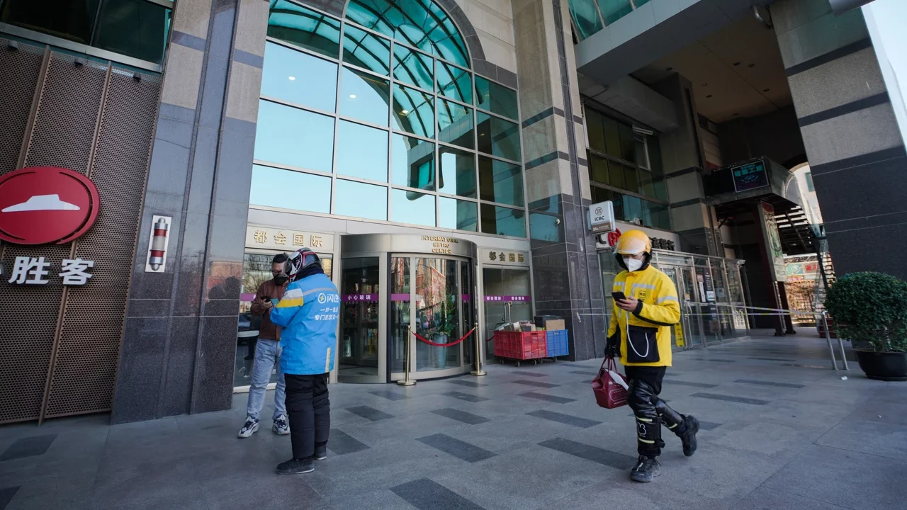 Reguladores y bancos chinos dividen al personal ante temor al Covid-19