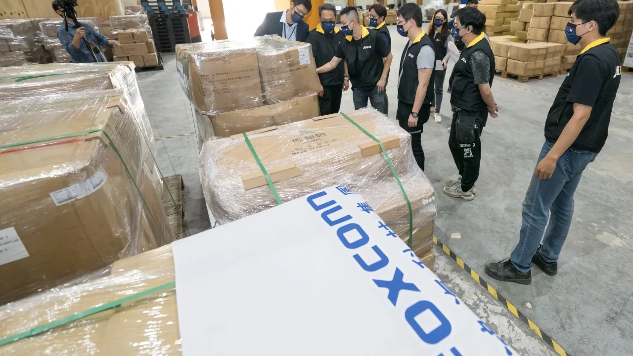 Foxconn, proveedor de Apple, rechaza a mujeres casadas para trabajos en fábrica de iPhone de la India