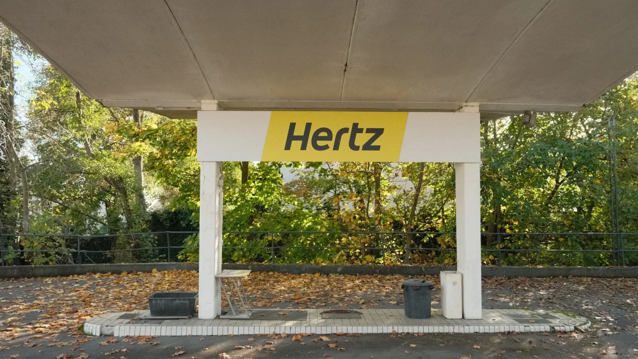 EU investiga si Hertz alquiló vehículos retirados sin reparar