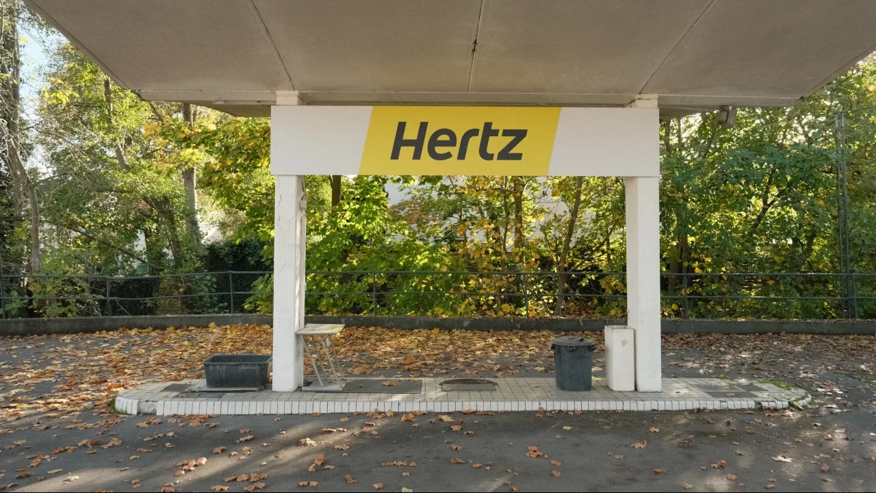 Hertz registra caída del 70% en ganancias por aumento de gastos de su flota de EVs