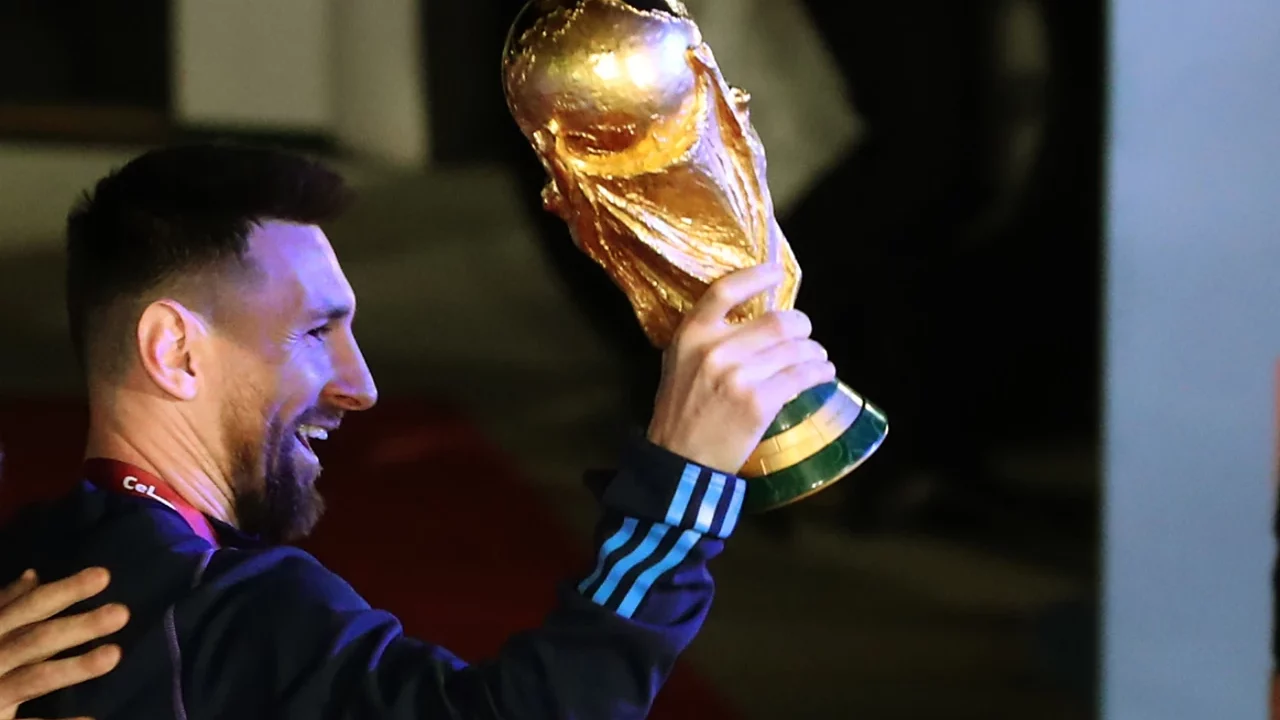 Argentina recibe como héroes a Messi y jugadores que lograron la Copa del Mundo