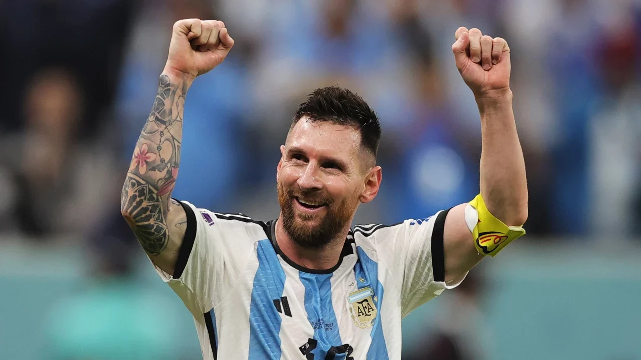 Subastan por 7.8 mdd seis camisetas usadas por Messi en Qatar 2022