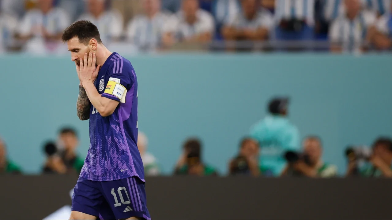 A la sombra de Maradona, Messi lucha por el amor eterno de Argentina