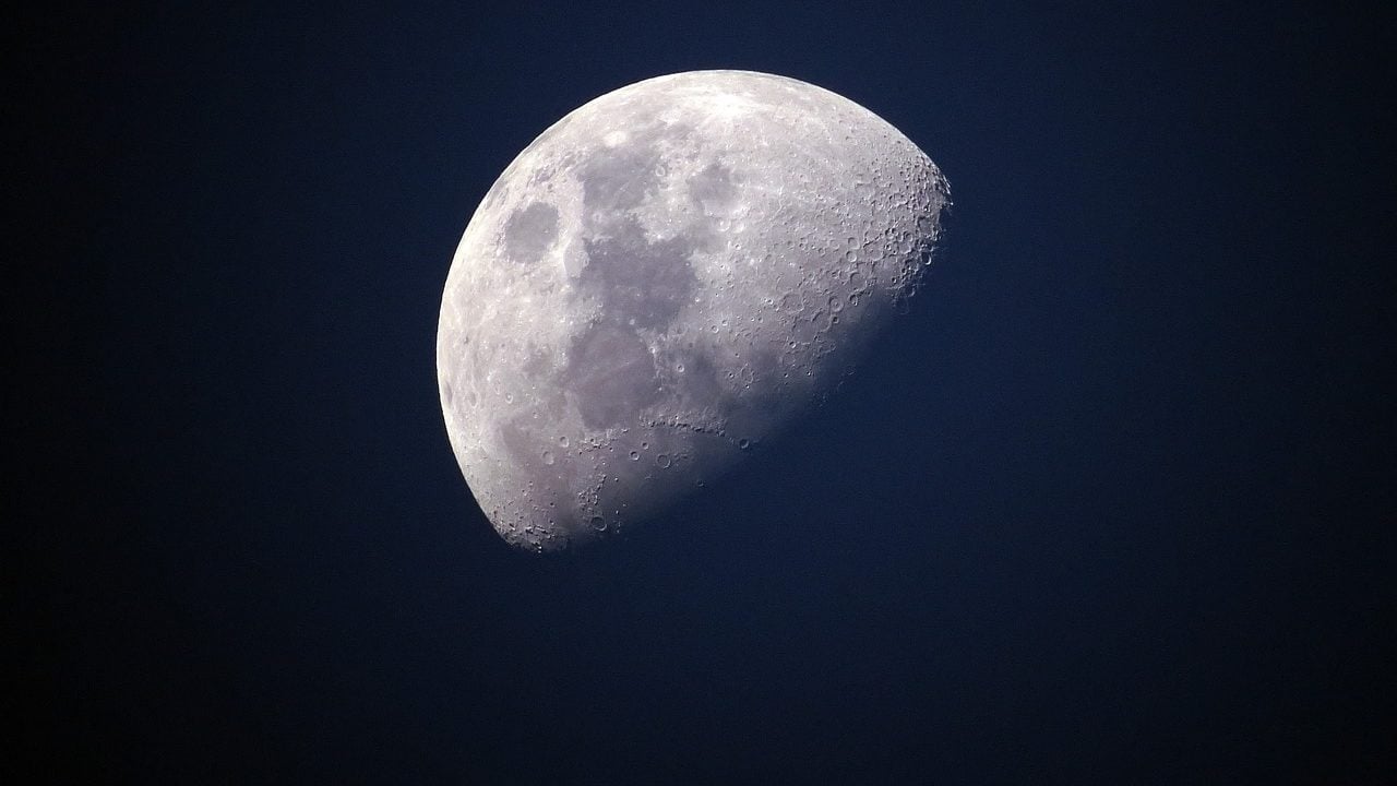 Sonda rusa Luna-25 envía fotografías de un cráter cercano al Polo Sur lunar
