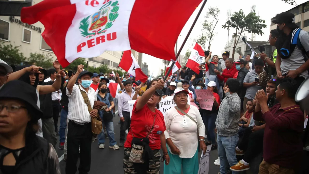Perú cierra aeropuerto tras incendio causado por manifestantes en contra de la presidenta Boluarte