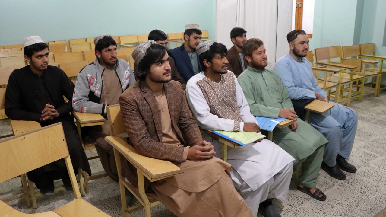 Impiden entrada a mujeres en universidades afganas tras prohibición de los talibanes