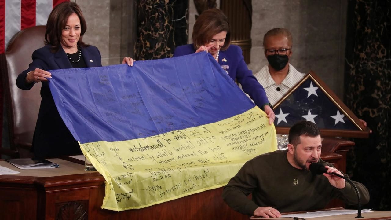 Zelenski, el comandante en jefe que fue a Washington con su bandera firmada