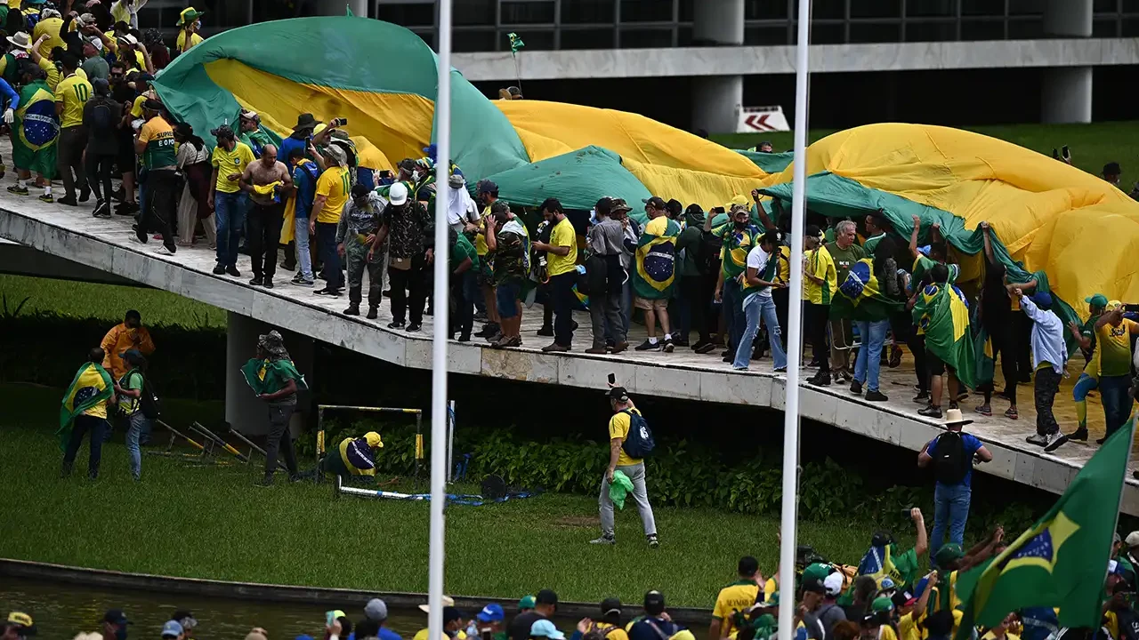 Al menos 1,200 bolsonaristas son detenidos en campamento frente al Ejército; Brasil agradece apoyo al mundo
