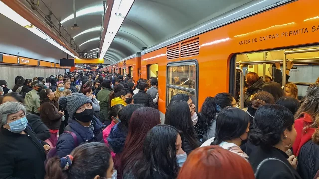 Desalojan a usuarios del Metro en estación Barranca del Muerto por corto  circuito