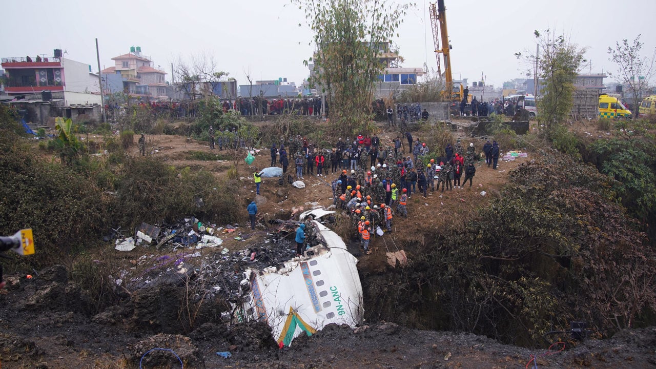 Equipos de rescate hallan las cajas negras del avión siniestrado en Nepal