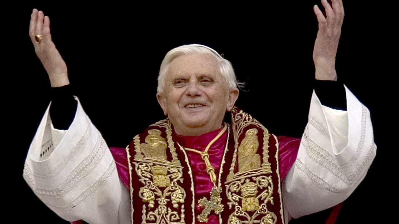 Benedicto XVI, el papa que encarnó la fuerza de la debilidad