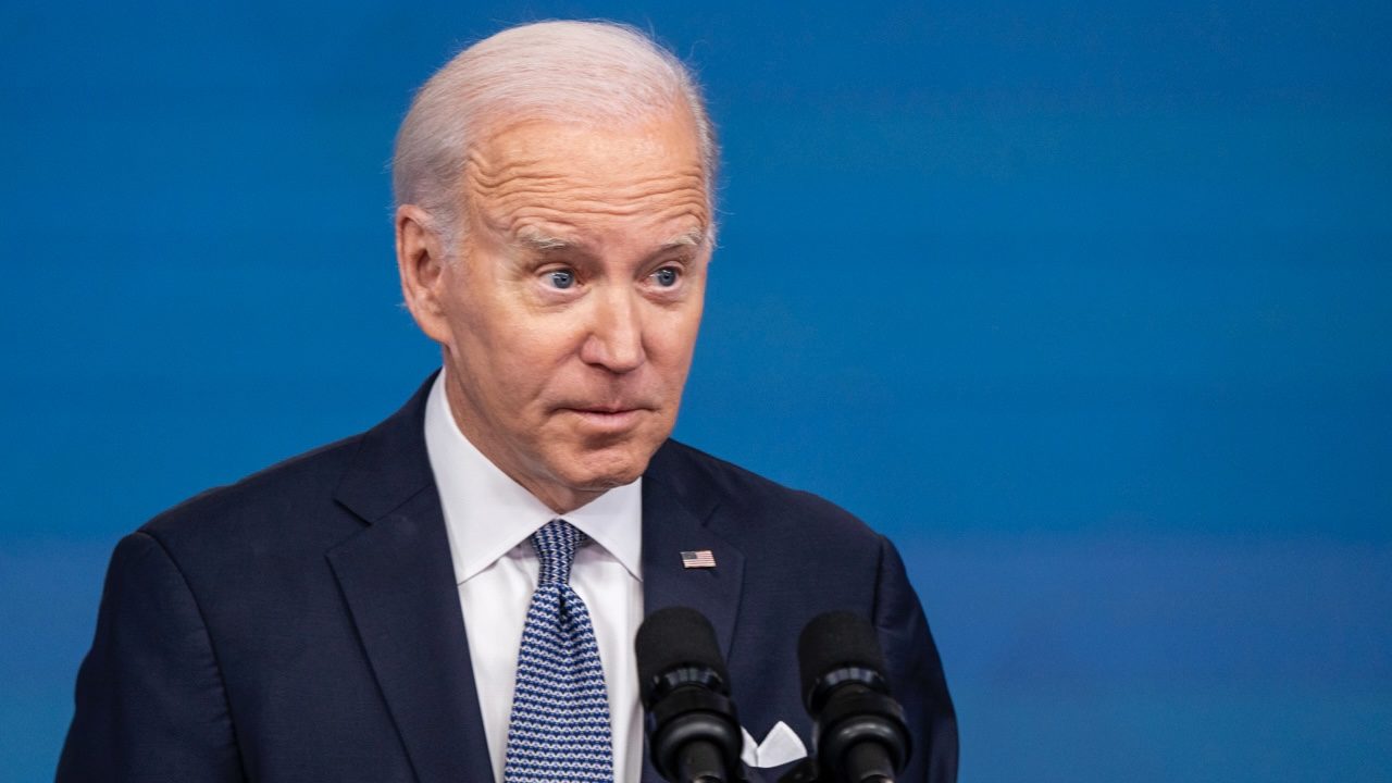 Los problemas de Biden crecen con el hallazgo de más documentos clasificados en su casa