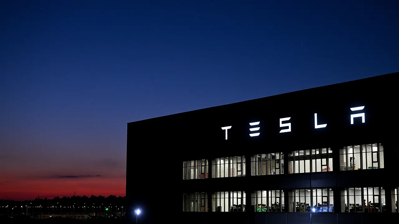 Planta alemana de Tesla alcanza los 4,000 autos semanales antes de lo previsto