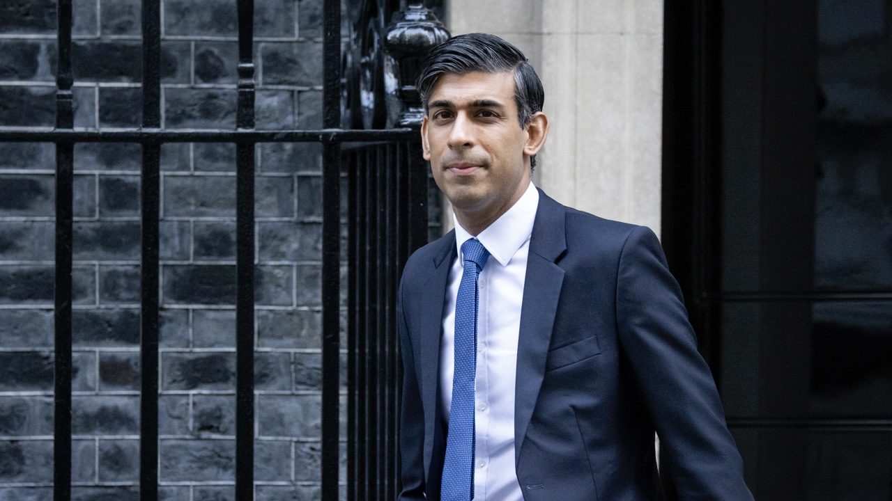 Policía indaga a primer ministro británico por no usar cinturón de seguridad en auto