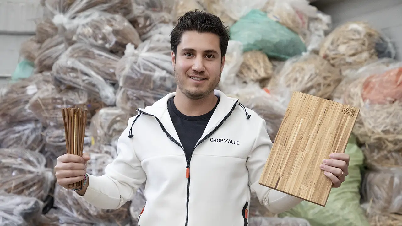 Este emprendedor recicla palillos chinos usados y demuestra que la basura es negocio global