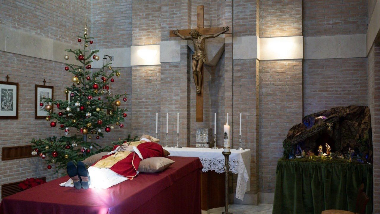 Velan al papa emérito Benedicto XVI; mañana abrirán capilla en San Pedro
