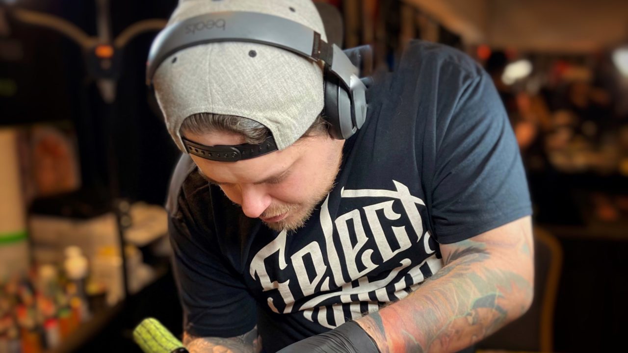 El trabajo extenso detrás de los tatuajes con técnica de color￼