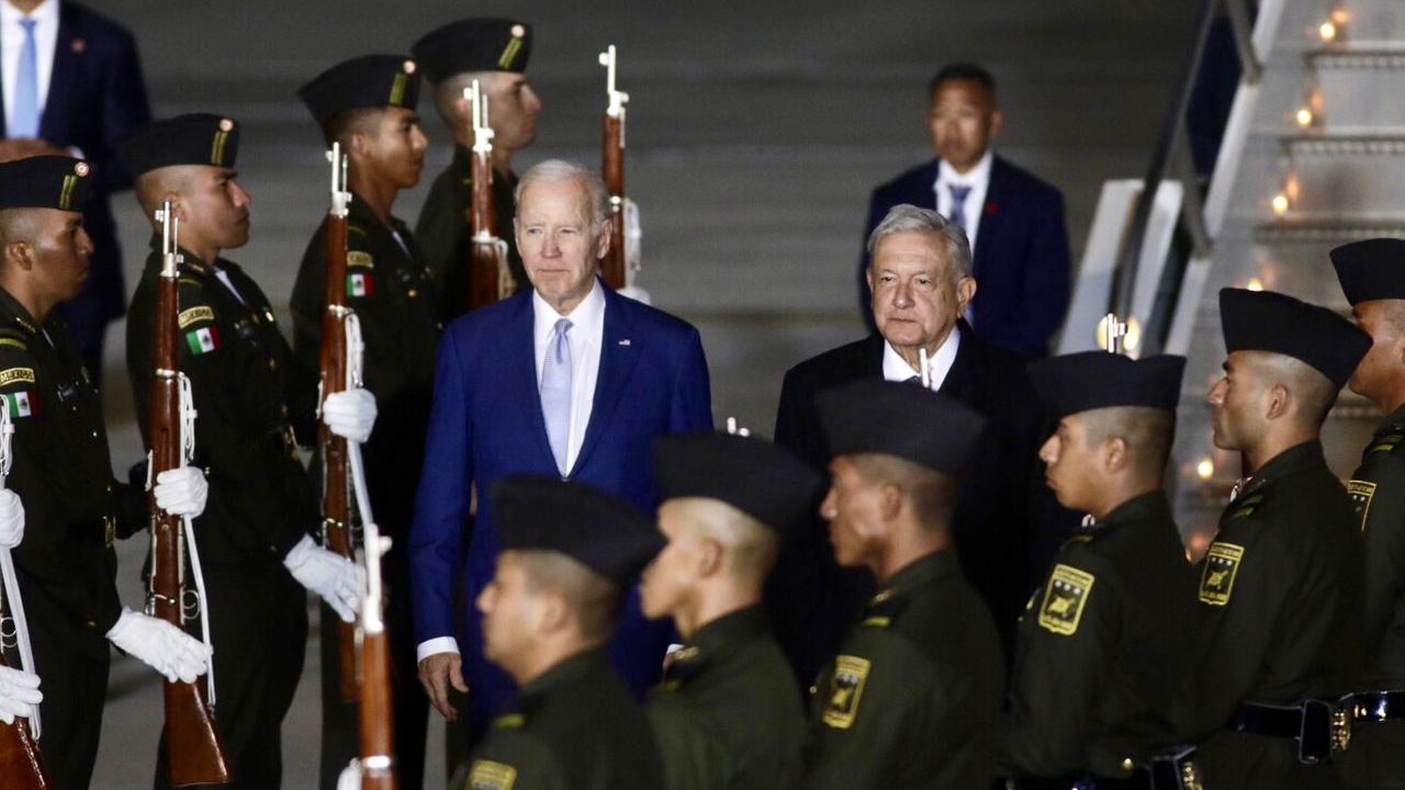 AMLO recibe a Joe Biden en el AIFA previo a la Cumbre de Norteamérica