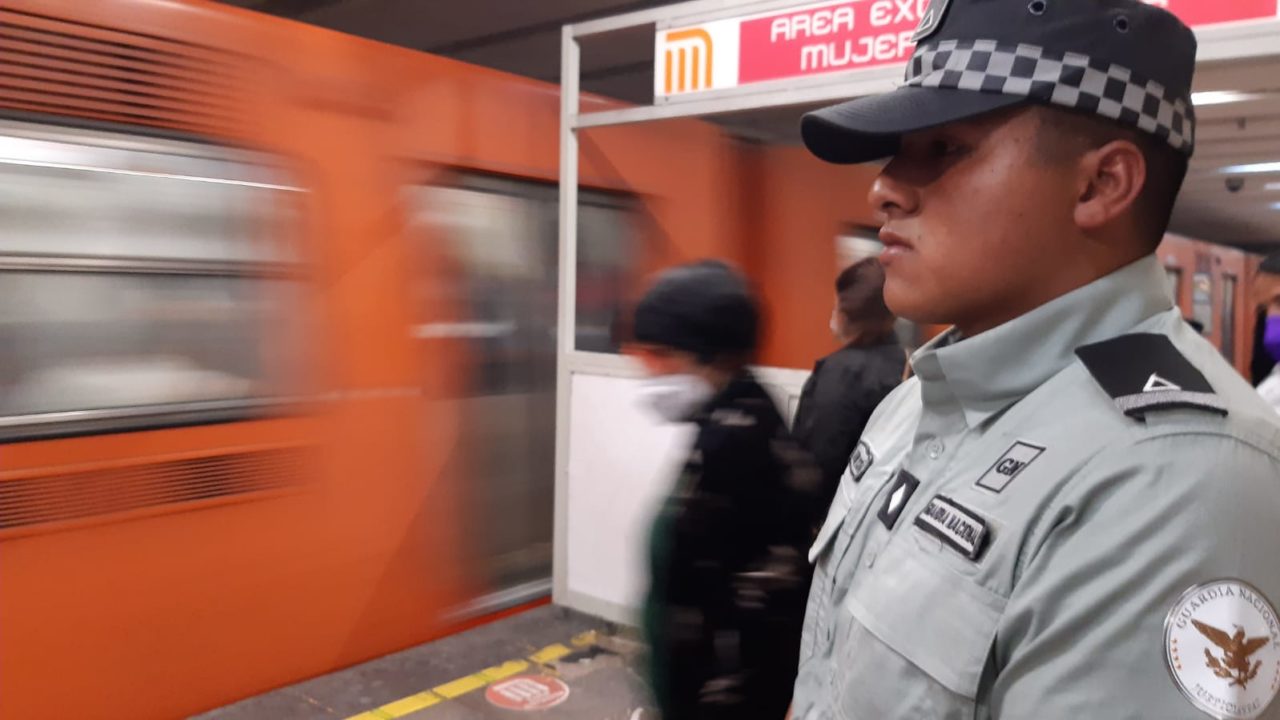 Desarmados, así vigilan elementos de la Guardia Nacional el Metro de la CDMX