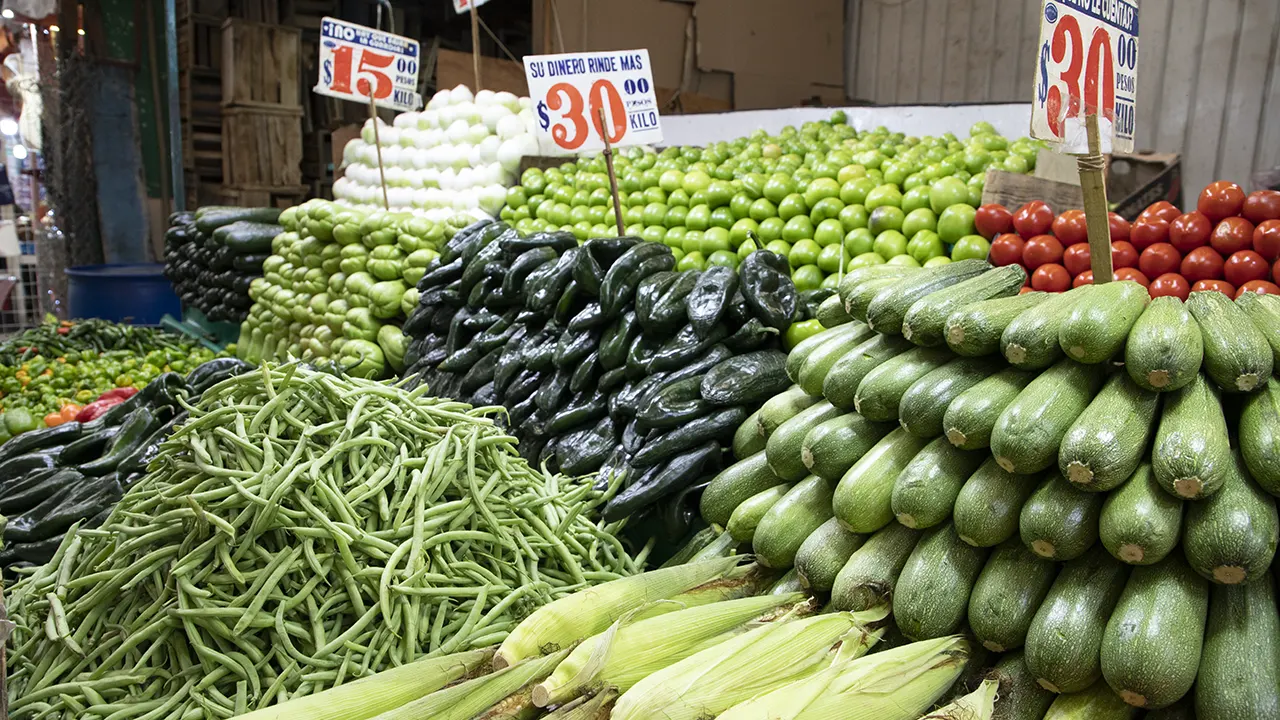 Inflación interanual en México desacelera más de lo esperado en primera quincena de noviembre