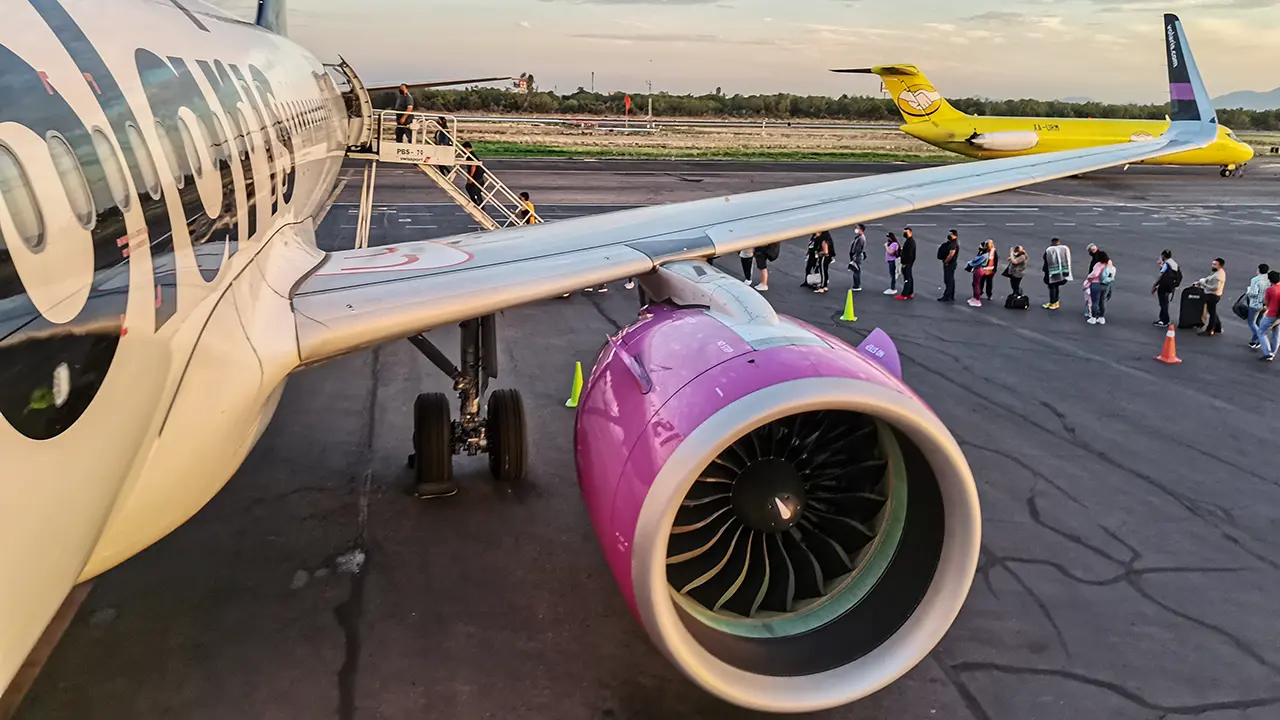 Volaris y Viva Aerobus dominaron la actividad de las aerolíneas mexicanas en 2022: Sectur