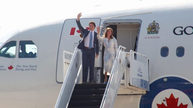 El premier canadiense y su esposa en el AIFA. Foto Karina Hernández.