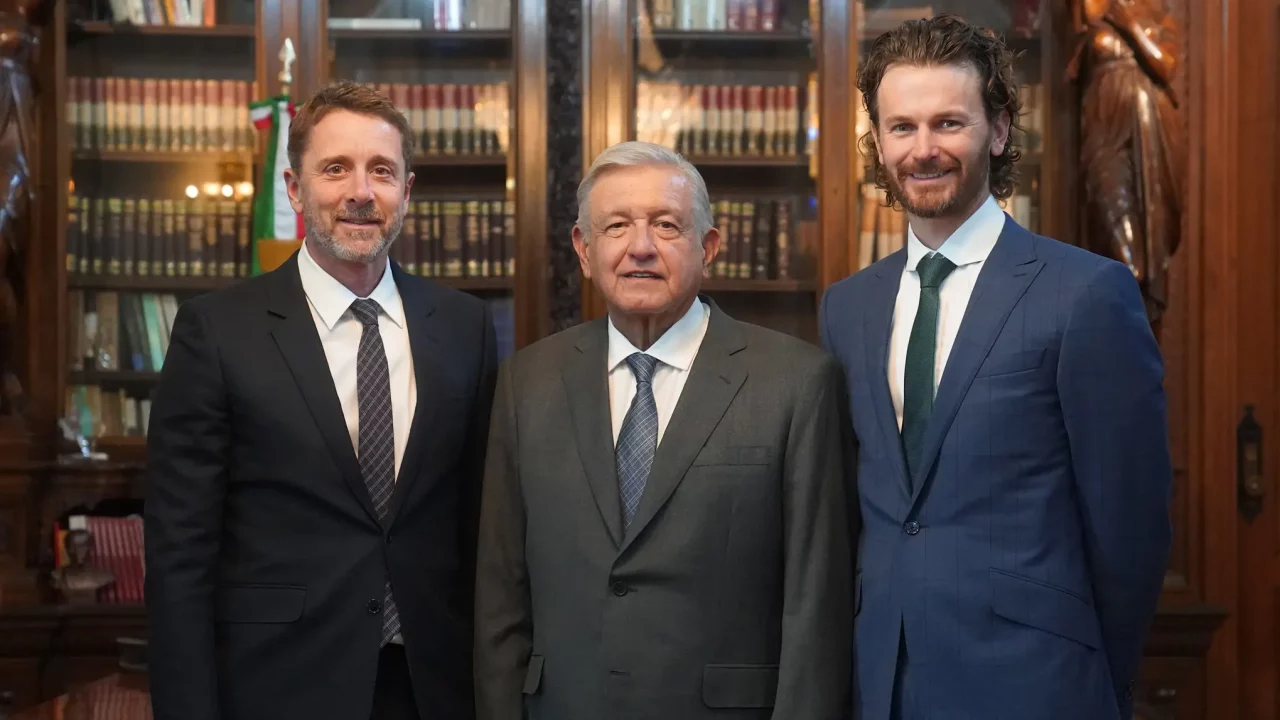 AMLO recibe a Steuart Walton, directivo de Walmart, para hablar de las Islas Marías