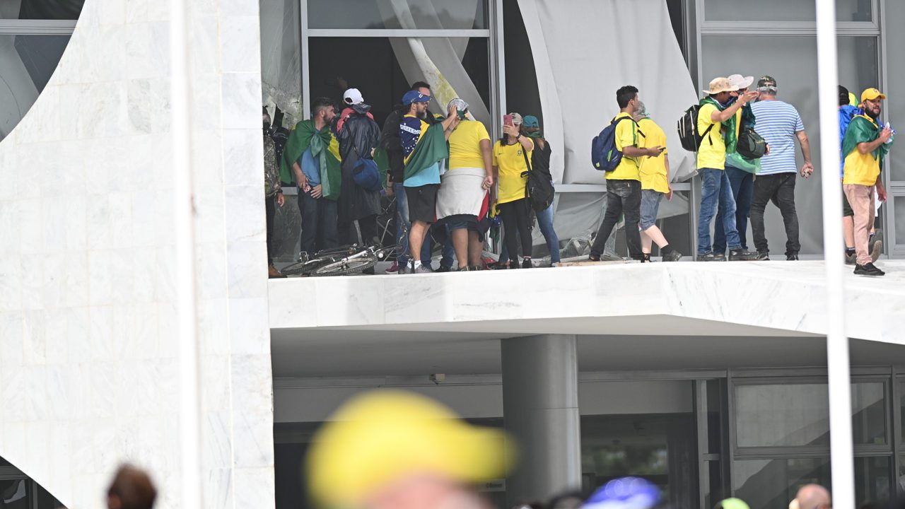 Bolsonaristas radicales invaden el Palacio presidencial, Corte y Congreso de Brasil