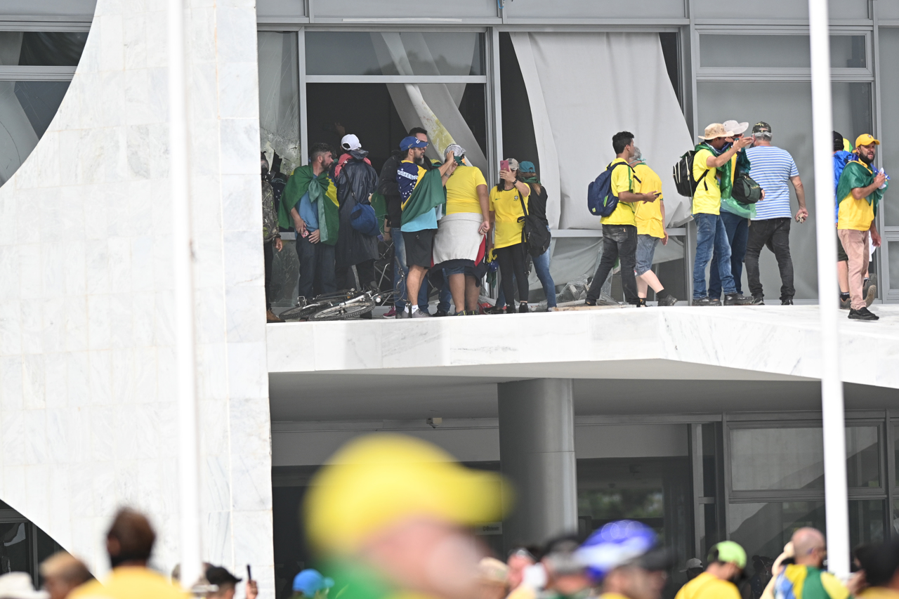 Bolsonaristas radicales invaden el Palacio presidencial, Corte y Congreso de Brasil