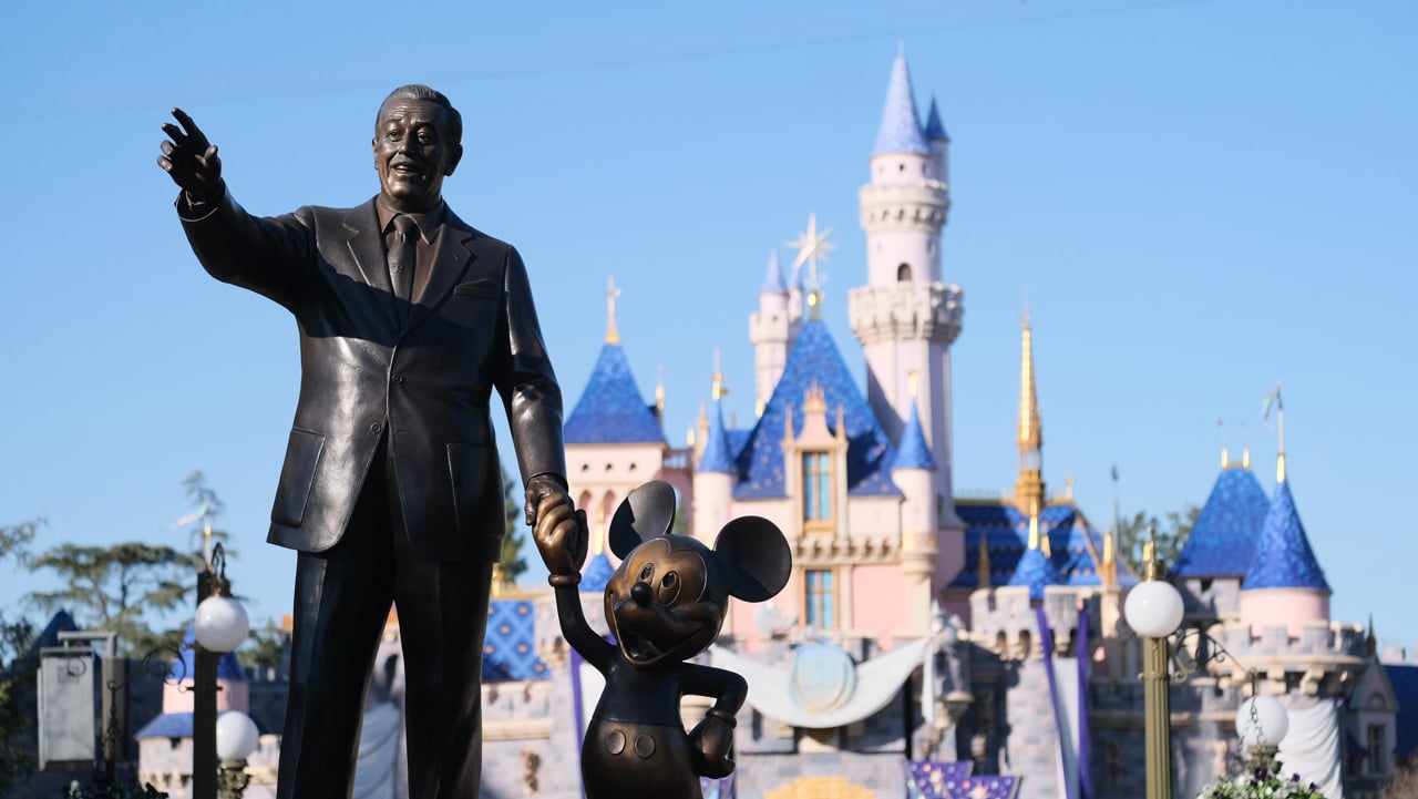 Disney inicia festejos de su centenario en parque temático de California