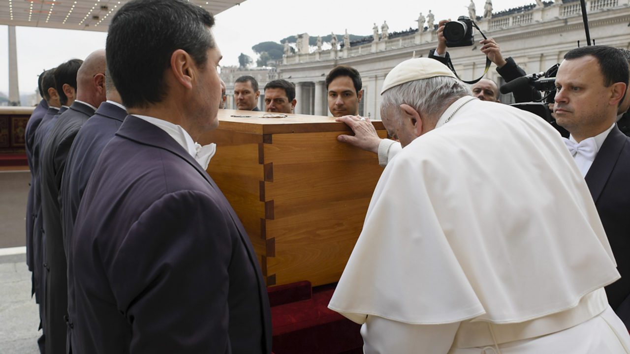Con Francisco ante el ataúd de Benedicto XVI acaba la era de los ‘dos papas’