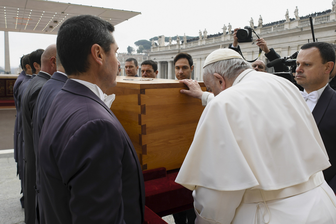 Con Francisco ante el ataúd de Benedicto XVI acaba la era de los ‘dos papas’