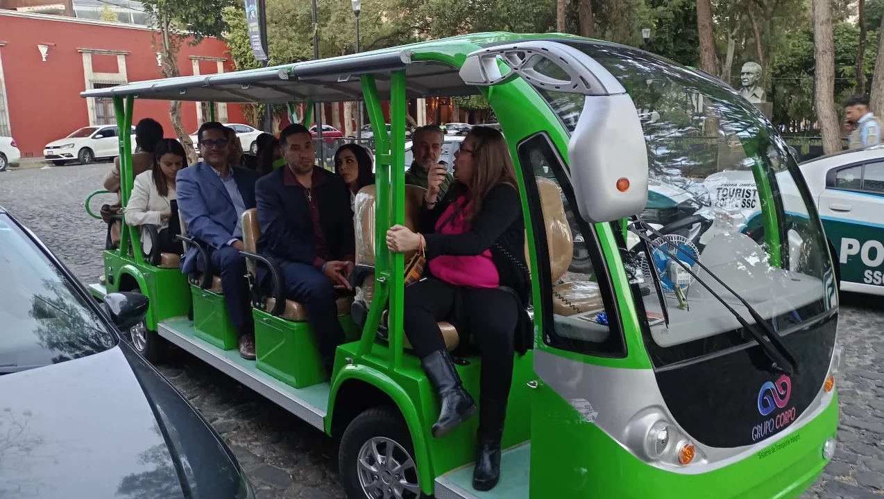 Emprendedores abren paseos turísticos con autobuses eléctricos en CDMX y Mérida