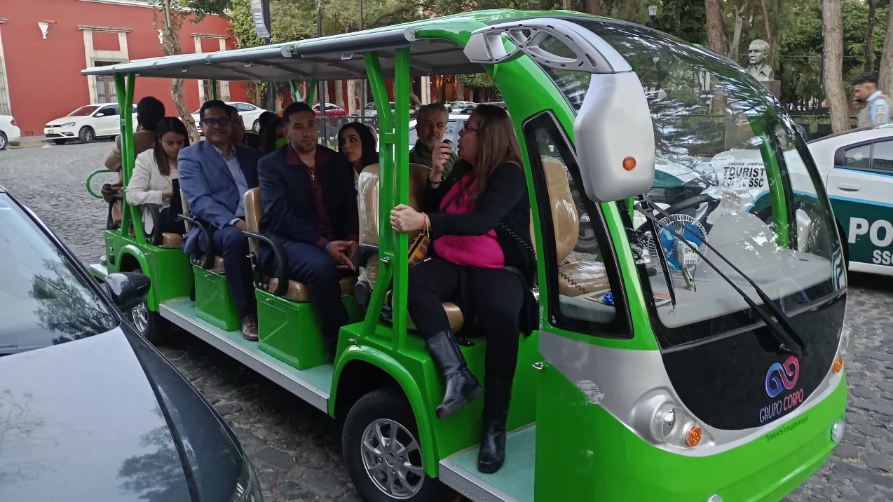 Emprendedores abren paseos turísticos con autobuses eléctricos en CDMX y Mérida