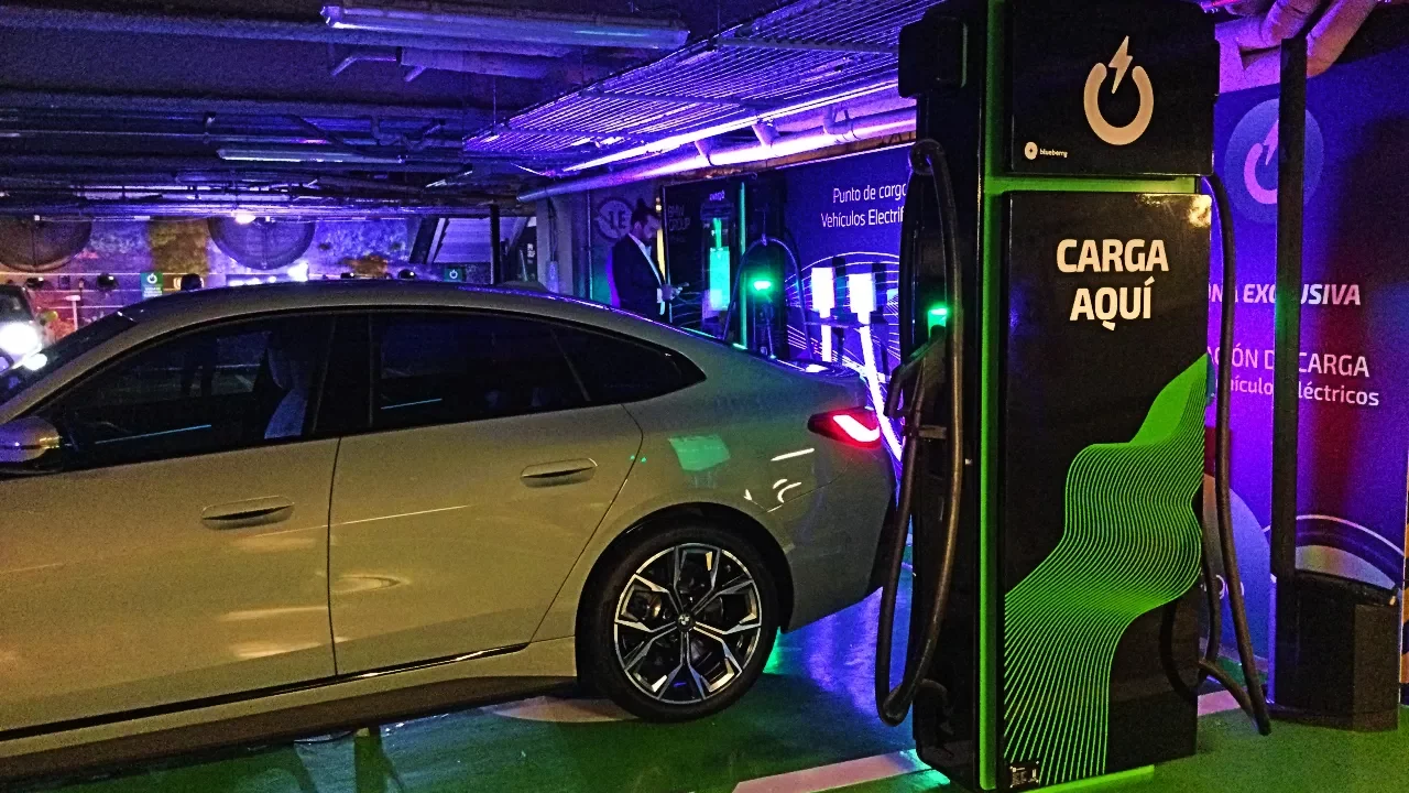En apuesta por autos eléctricos, Evergo arranca instalación de 4 mil cargadores