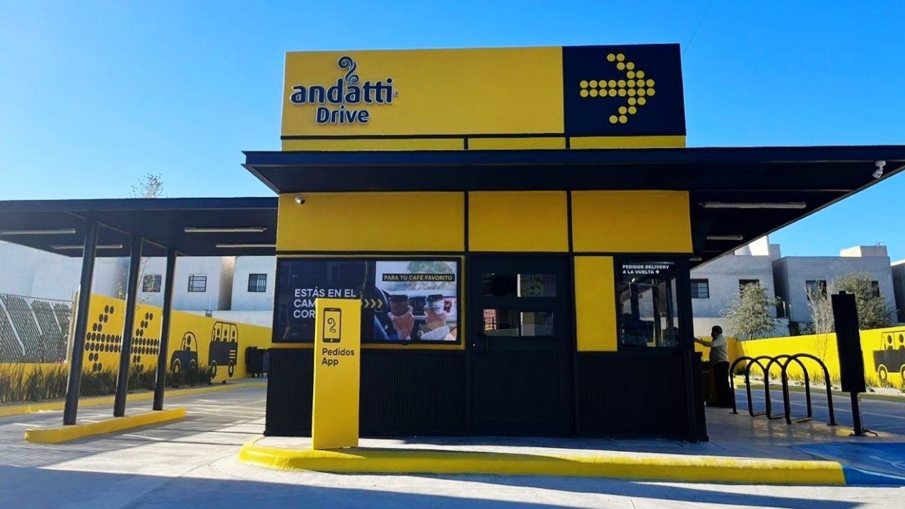 Arrecia batalla de cafeterías en México: Femsa abre su primera sucursal ‘drive-in’