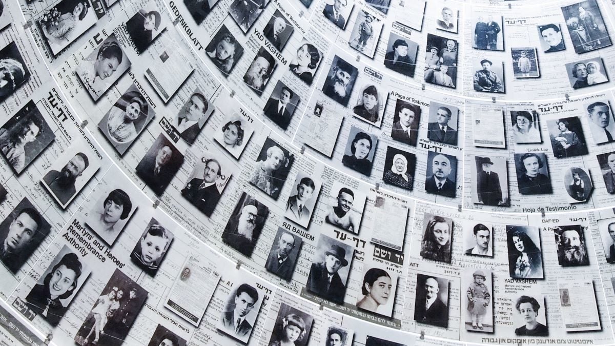 La ONU exhibe un libro con los nombres de millones de víctimas del Holocausto