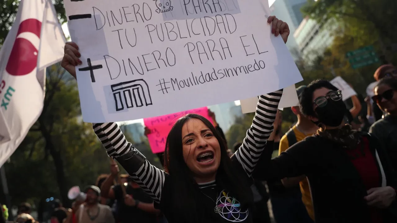 Cientos marchan en las calles de la CDMX para exigir que la Guardia Nacional salga del Metro