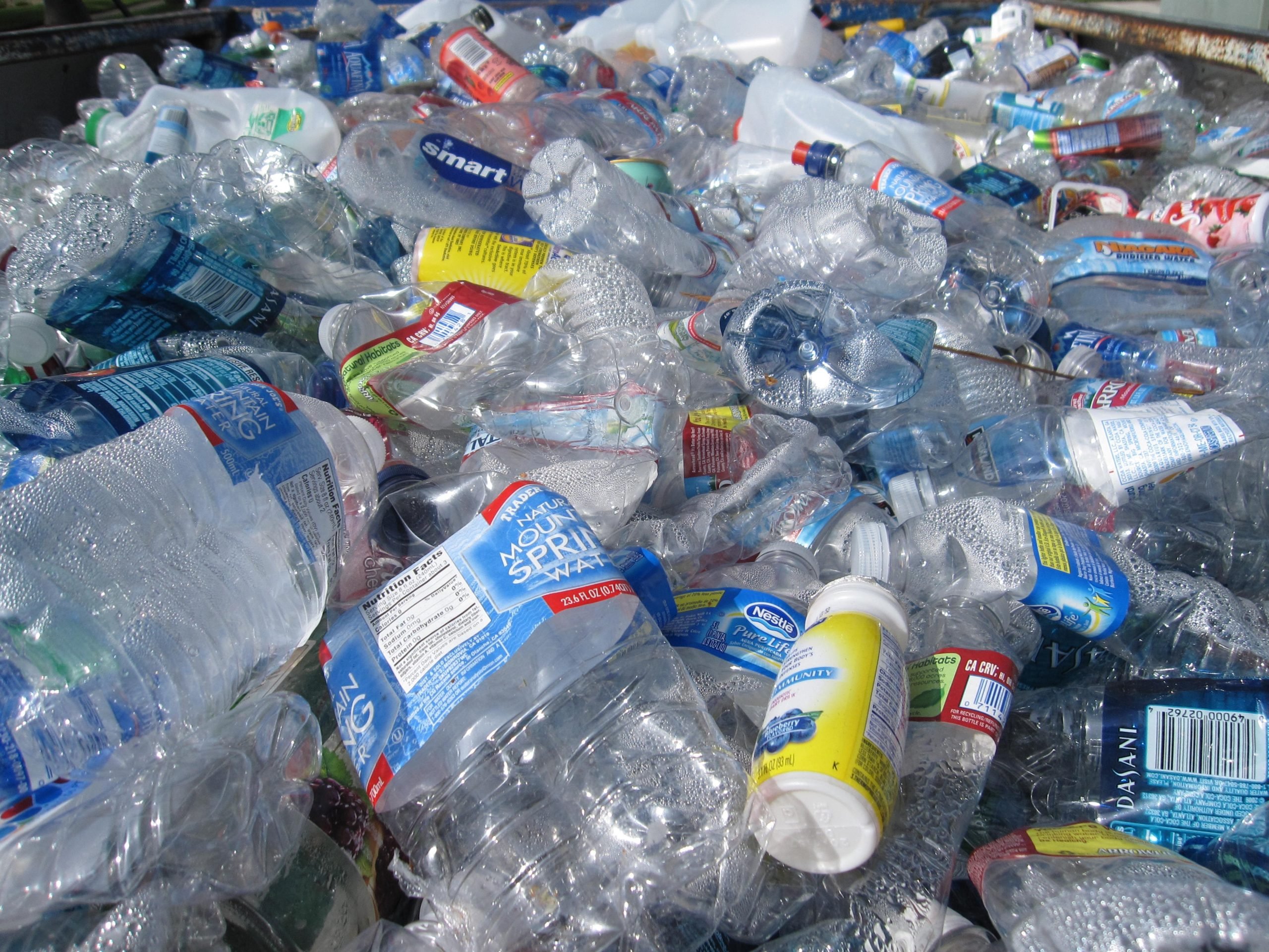 Un nuevo sistema convierte plástico y gases nocivos en combustible sostenible
