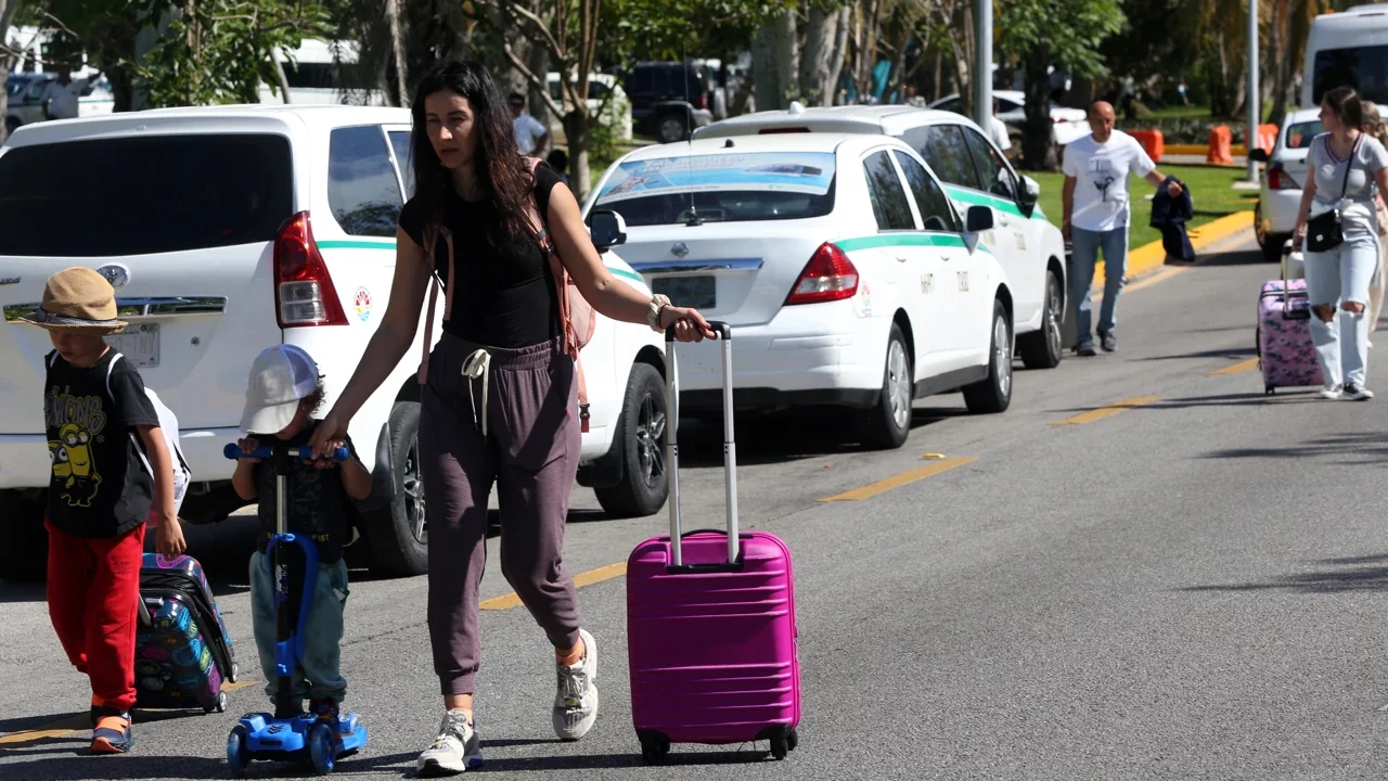 Conductores de plataformas protestan por agresiones de taxistas ilegales en aeropuerto de Cancún