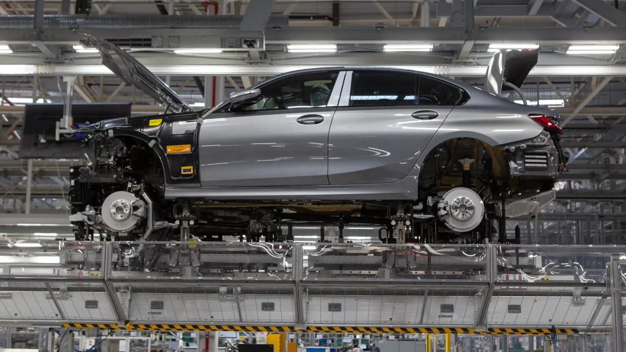 Restricciones de China obligan a cerrar fábricas de automóviles en Europa
