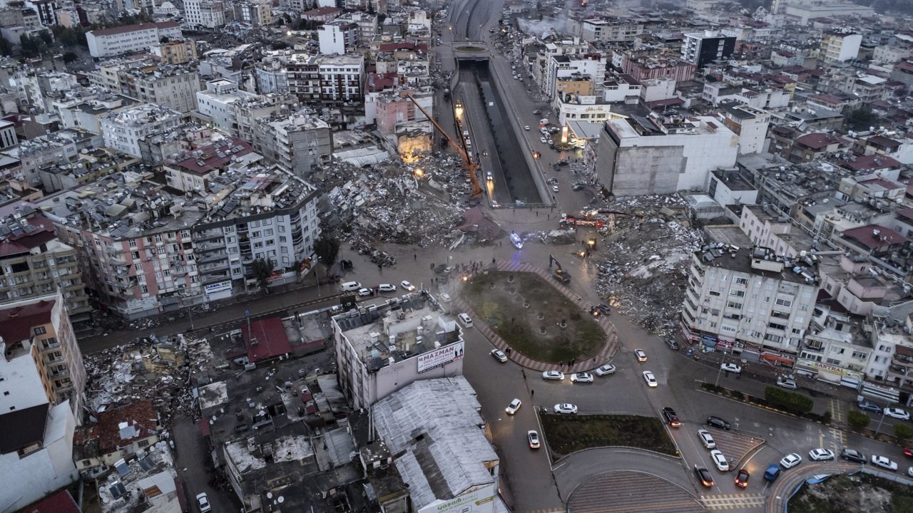 Turquía confirma más de 14,000 muertos por el terremoto y denuncia saqueos