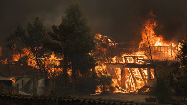 Continúan los incendios en centro y sur de Chile. Foto: EFE/ Pablo Hidalgo