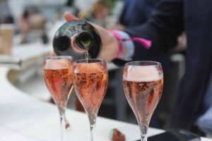 Copas con vino espumoso rosado