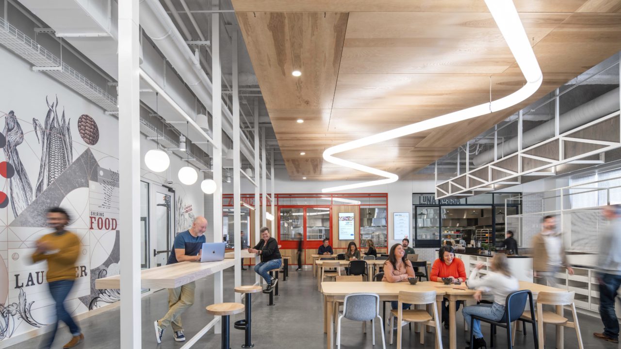 ¿Un work café o una oficina tipo hotel boutique pueden motivar el regreso tras la pandemia? Esto halló Gensler