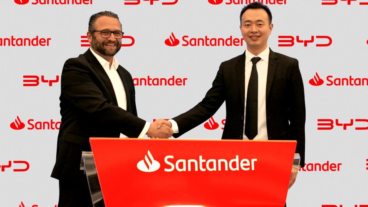 Santander se alía con fabricante para financiar autos eléctricos en México